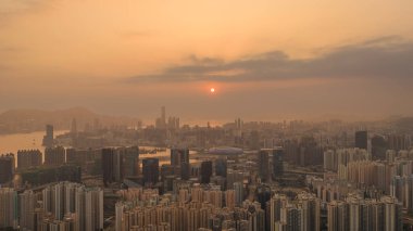 Yumuşak altın güneş Kowloon boyunca sıcak bir ışık yayıyor. 19 Şubat 2026