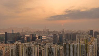 Yumuşak altın güneş Kowloon boyunca sıcak bir ışık yayıyor. 19 Şubat 2026