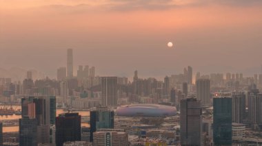 Yumuşak altın güneş Kowloon boyunca sıcak bir ışık yayıyor. 19 Şubat 2026