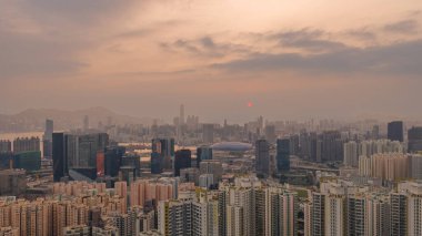 Yumuşak altın güneş Kowloon boyunca sıcak bir ışık yayıyor. 19 Şubat 2026