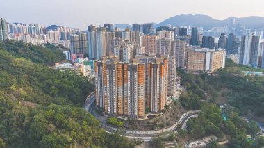 Lok Nga Court yüksek binaları modern Hong Kong 'un 19 Şubat 2026' da yaşadığını gösteriyor.