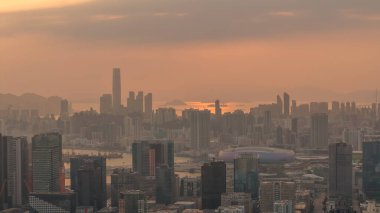 Yumuşak altın güneş Kowloon boyunca sıcak bir ışık yayıyor. 19 Şubat 2026