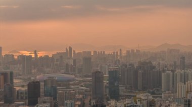 Yumuşak altın güneş Kowloon boyunca sıcak bir ışık yayıyor. 19 Şubat 2026