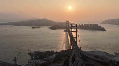 Altın Gün Batımı Tsing Ma Köprüsü 'nde Ilık Işık Kılavuzu 21 Şubat 2026