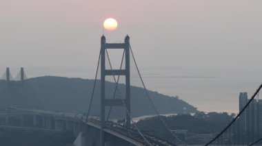 Altın Gün Batımı Tsing Ma Köprüsü 'nde Ilık Işık Kılavuzu 21 Şubat 2026