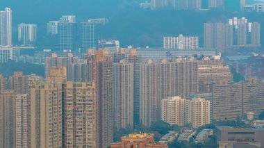 21 Şubat 2026 'da liman makineleri, konut kuleleri ve uzak tepelerin yer aldığı yüksek katlı bir bölge.