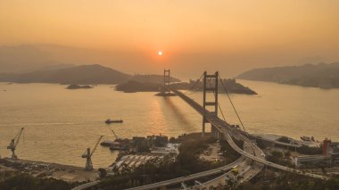 Kulelerin, gemilerin, gezintinin, manzaralı arka planların yer aldığı şehir kıyı bölgesi 21 Şubat 2026