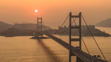 Kulelerin, gemilerin, gezintinin, manzaralı arka planların yer aldığı şehir kıyı bölgesi 21 Şubat 2026