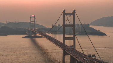 Kulelerin, kabloların, adaların ve sıcak ufkun yer aldığı ikonik kıyı işaretleri 21 Şubat 2026