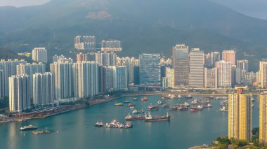 Kulelerin, gemilerin, gezintinin, manzaralı arka planların yer aldığı şehir kıyı bölgesi 21 Şubat 2026