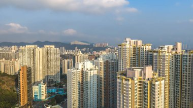 21 Şubat 2026 'da liman makineleri, konut kuleleri ve uzak tepelerin yer aldığı yüksek katlı bir bölge.