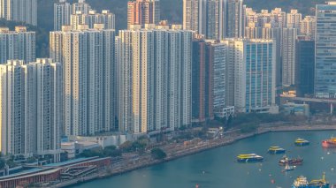 Kulelerin, gemilerin, gezintinin, manzaralı arka planların yer aldığı şehir kıyı bölgesi 21 Şubat 2026