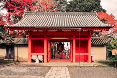 Geleneksel Budist salonu mevsimlik tapınak bahçeleriyle çevrili 26 Kasım 2025