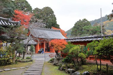 Geleneksel Budist salonu mevsimlik tapınak bahçeleriyle çevrili 26 Kasım 2025