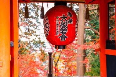 Koyu siyah kanjili kırmızı fener geleneksel bir Japon Kasım 26 2025 'in içinde asılı.