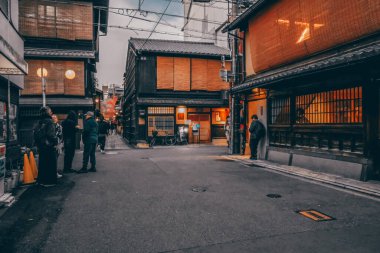 26 Kasım 2025 'te ahşap evleri ve kültürel cazibesi olan sakin bir yerleşim yeri.