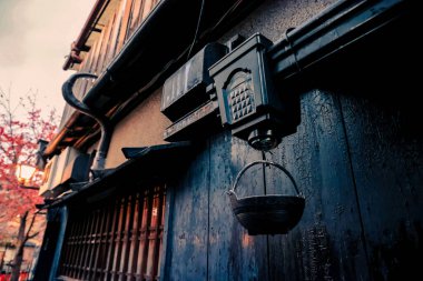 26 Kasım 2025 'te ahşap evleri ve kültürel cazibesi olan sakin bir yerleşim yeri.