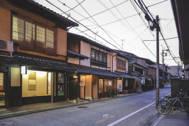 26 Kasım 2025 'te ahşap evleri ve kültürel cazibesi olan sakin bir yerleşim yeri.