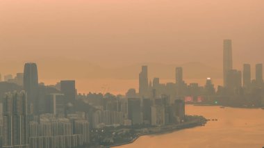 Yumuşak akşam parıltısı liman suları ve uzak tepeler boyunca yansıyor, 22 Şubat 2026