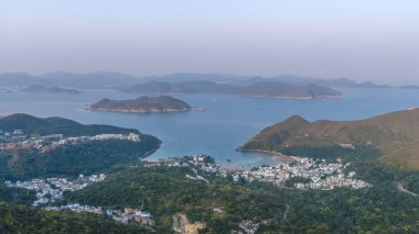 Sessiz turkuaz sular, 22 Şubat 2026 'da yeşil dağların altında doğal kıyı şeridiyle buluşur.