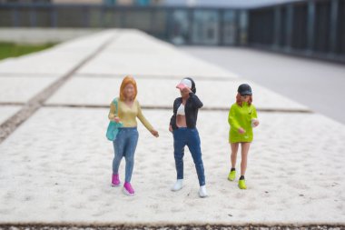 Dokulu zemine yerleştirilmiş küçük plastik modeller eğlenceli bir sahne oluşturur