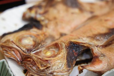 Bütün bir kızarmış balık, 27 Kasım 2025 tarihli tek kullanımlık tabakta duruyor.