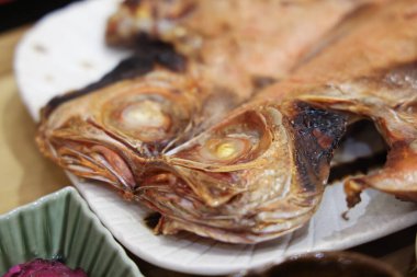 Bütün bir kızarmış balık, 27 Kasım 2025 tarihli tek kullanımlık tabakta duruyor.