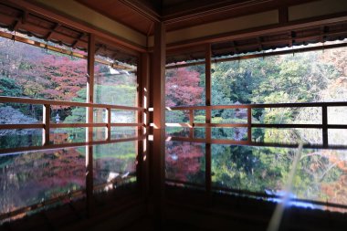 Huzurlu, yükseltilmiş tapınak iç mimarisi. Geleneksel Japon bahçesi manzarası 27 Kasım 2025.