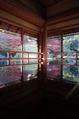 Huzurlu, yükseltilmiş tapınak iç mimarisi. Geleneksel Japon bahçesi manzarası 27 Kasım 2025.