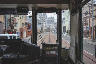 Tren taksisi 27 Kasım 2025 'te sakin kırsal kesimde ilerleyen izler gösteriyor.