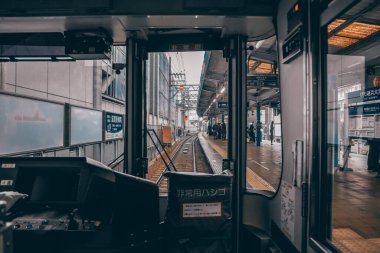 Tren taksisi 27 Kasım 2025 'te sakin kırsal kesimde ilerleyen izler gösteriyor.