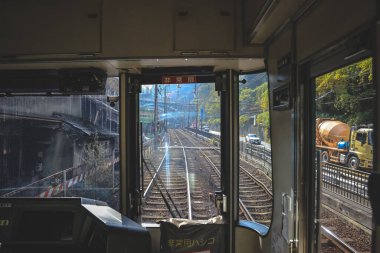 Tren taksisi 27 Kasım 2025 'te sakin kırsal kesimde ilerleyen izler gösteriyor.