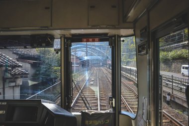 Tren taksisi 27 Kasım 2025 'te sakin kırsal kesimde ilerleyen izler gösteriyor.