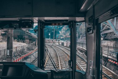 Tren taksisi 27 Kasım 2025 'te sakin kırsal kesimde ilerleyen izler gösteriyor.