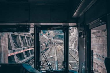 Tren taksisi 27 Kasım 2025 'te sakin kırsal kesimde ilerleyen izler gösteriyor.