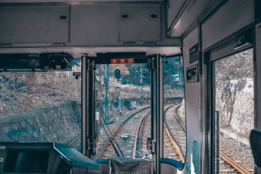 Tren taksisi 27 Kasım 2025 'te sakin kırsal kesimde ilerleyen izler gösteriyor.