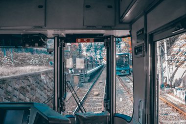 Tren taksisi 27 Kasım 2025 'te sakin kırsal kesimde ilerleyen izler gösteriyor.