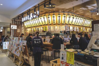 Japon ve uluslararası mutfağını sunan modern gıda mahkemesi 27 Kasım 2025