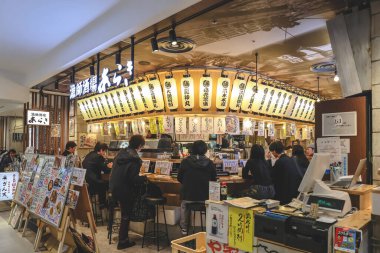 Japon ve uluslararası mutfağını sunan modern gıda mahkemesi 27 Kasım 2025