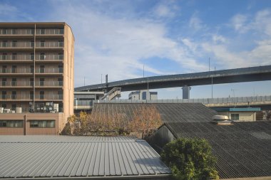 27 Kasım 2025 tarihli yolculuk sırasında tren penceresinden görülen huzurlu kırsal manzaralar.