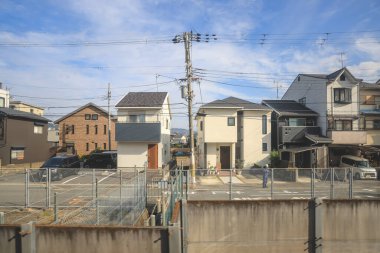 27 Kasım 2025 tarihli yolculuk sırasında tren penceresinden görülen huzurlu kırsal manzaralar.