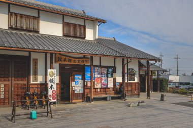 Geleneksel Japon sokakları 27 Kasım 2025 'te canlı sonbahar yeşillikleriyle çevrili.