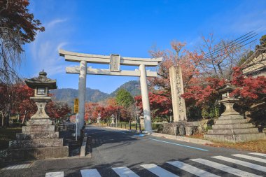 Tarihi Shinto tapınağı geçidi, Sakamoto Otsu Shiga Japonya 27 Kasım 2025