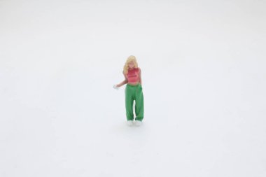 Pürüzsüz, minimal beyaz arkaplan üzerinde dik duran küçük model