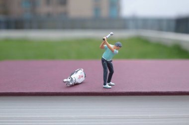 Ekipmanların yanında küçük model denetimli golf atışları