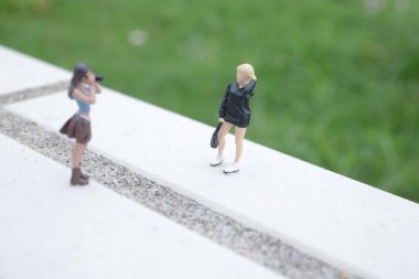 Küçük heykelcikler yürüyüş yolunda eğlenceli bir fotoşop sahnesi oluşturur