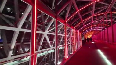 Kyoto İstasyonu 'nda gökyüzü yürüyüşü Çarpıcı Şehir manzarası sunuyor. 23 Kasım 2025