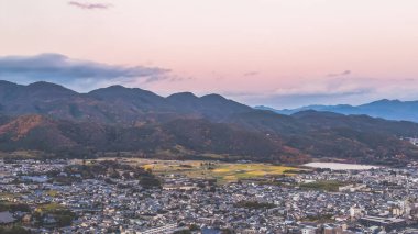 Çevresi yemyeşil doğal manzaralarla çevrili antik dini mekanlar.