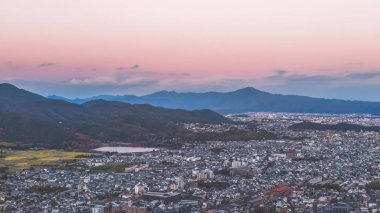 Çevresi yemyeşil doğal manzaralarla çevrili antik dini mekanlar.