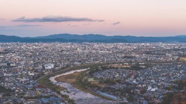 Gölcüklü ve sonbahar yeşillikli geleneksel Japon bahçesi.